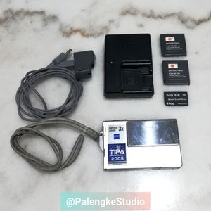 Sony Cybershot Carl Zeiss Vario Tessar 5.1MP Mpeg Movie VX Digital Camera DSC-T7